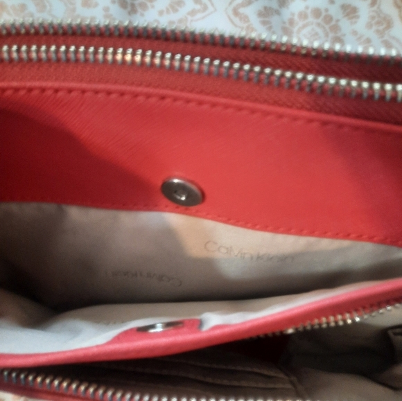 Calvin Klein Red Crossbody Bag with Sleek Design - Picture 9 of 12